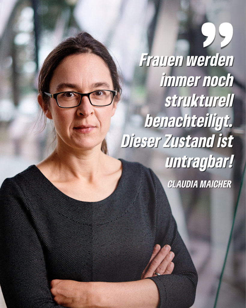 Claudia Maicher mit verschränkten Armen und ernstem Blick:
"Frauen werden immer  noch strukturell benachteiligt. Dieser Zustand ist untragbar!"