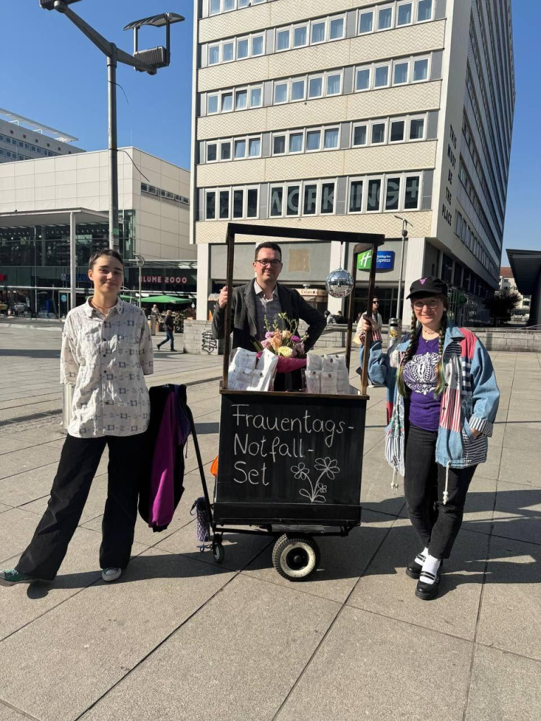 Johanna, Stephanie und ich auf der Prager Straße. 