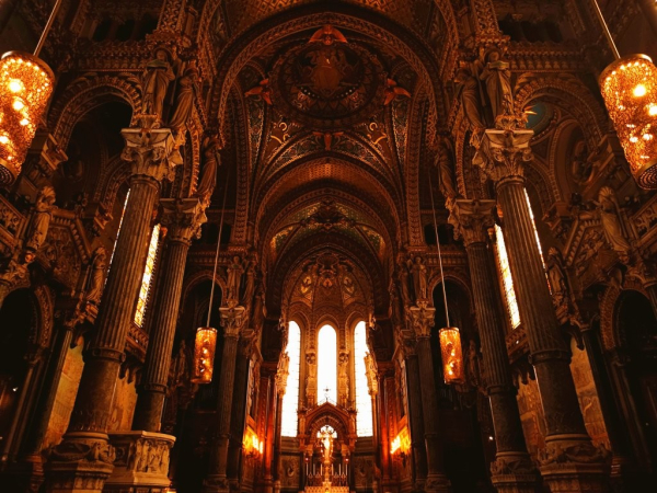 Basilique néobyzantine au décor très chargé et doré