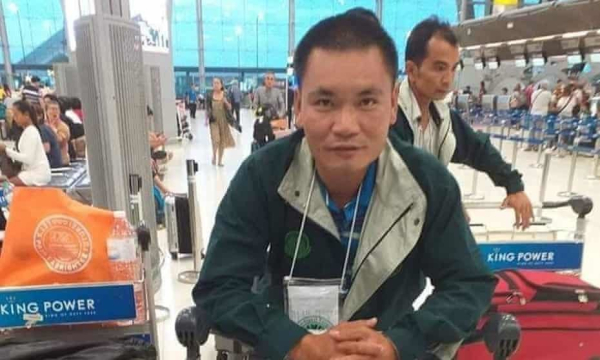 Image of Vetoon Phoome, 33, one of the Thai hostages released by Hamas, in Bangkok airport before he travelled to Israel Photograph: Rungarun Wichangern/supplied