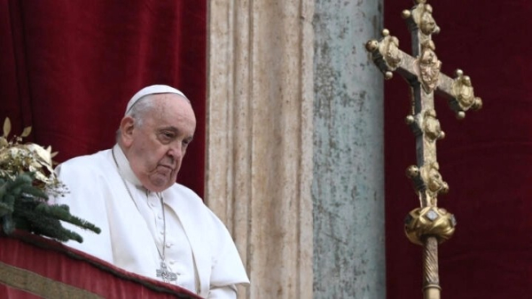  Pope Francis stands at the balcony of St. Peter's basilica to deliver the Christmas Urbi et Orbi blessing in St. Peter's Square at The Vatican on December 25, 2023. © Tiziana Fabi, AFP 