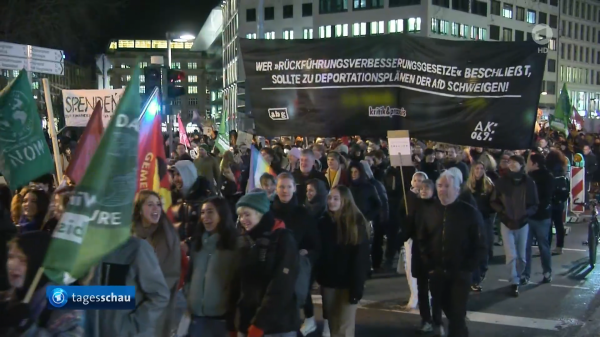 Großes Banner auf der Demo gegen rechts in Frankfurt. Die Aufschrift lautet: Wer "Rückführungsverbesserungsgesetze" beschließt, sollte zu Deportationsplänen der AfD schweigen!