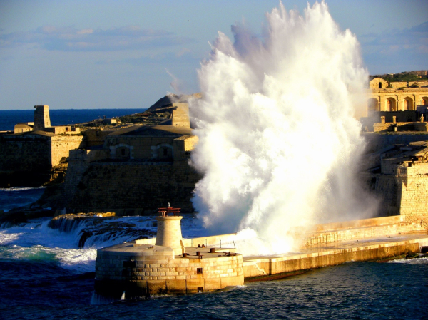 Déferlante sur une jetée des remparts de La Valette à Malte