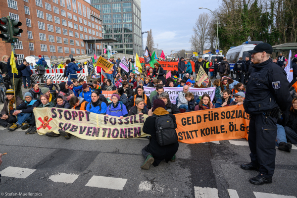 Blockade der Elsenbrücke für den Stopp der fossilen Subventionen durch verschiedene Klimagruppen, Berlin, 02.03.2024