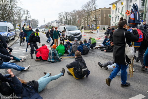 Polizei versucht die Straßenblockade durch Klimabündnis zu verhindern. Elsenbrücke, Berlin, 02.03.2024