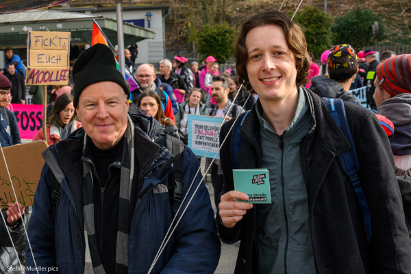 Chris L’Heure und Jan Tovar, Landesvorsitzende der neu gegründeten Klimaliste Berlin, bei der Blockade der Elsenbrücke für den Stopp fossiler Subventionen, Berlin, 02.03.2024