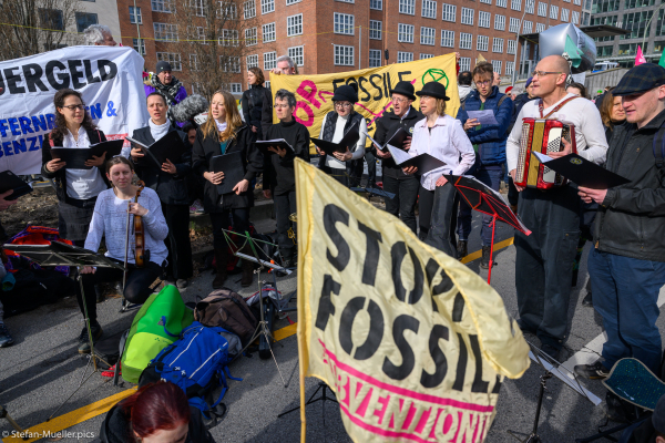 Das Protestorchester Lebenslaute spielt bei der Besetzung der Elsenbrücke für den Abbau fossiler Subventionen durch verschiedene Klimagruppen. Berlin, 02.03.2024