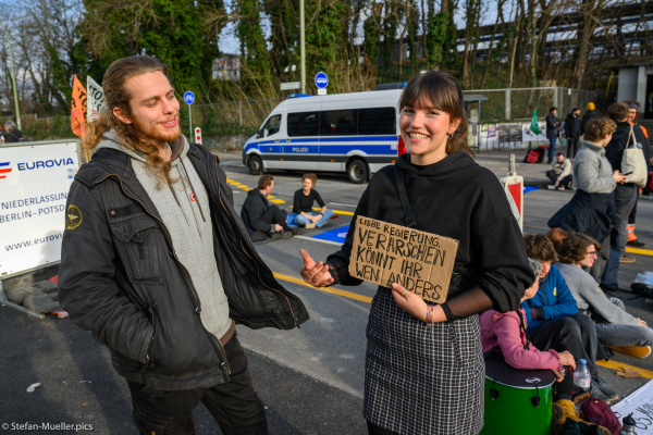 Tim Wechselmann-Cassim und Carla Hinrichs von der Letzten Generation bei Blockade der Elsenbrücke durch diverse Klimagruppen, Berlin, 02.03.2024