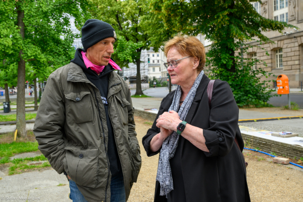 Wolfgang Metzeler-Kick (am 91. Tag im Hungerstreik, 13. Tag im absoluten Hungerstreik) im Gespräch mit der Bundestagsabgeordneten Sylvia Lehmann (SPD), Hungerstreikcamp, Invalidenpark, Berlin, 05.06.2024