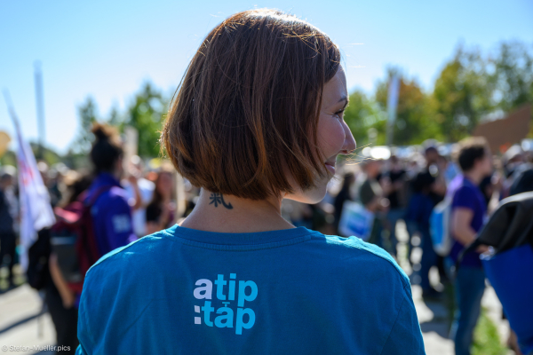 Demoteilnehmerin mit T-Shirt: „a tip: tap“ beim 14. Globalen Klimastreik von Fridays for Future, Kanzleramt, Berlin, 20.09.2024