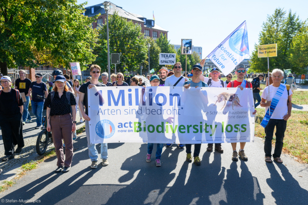 Scientists for Future mit Transparent: „1 Millionen Arten sind bedroht, act now on biodiversity loss“ beim 14. Globalen Klimastreik von Fridays for Future, Kanzleramt, Berlin, 20.09.2024