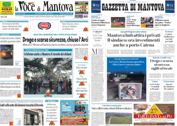 La foto mostra due pagine di giornale affiancate. A sinistra c'è "La Voce di Mantova" e a destra "Gazzetta di Mantova".   Nella prima pagina di "La Voce di Mantova", il titolo principale è "Droga e scarsa sicurezza, chiuso l'Arci". Sotto il titolo c'è un'immagine che sembra mostrare un evento o una scena di strada.   Nella prima pagina della "Gazzetta di Mantova", il titolo principale è "Mantova hub altiria i privati il sindaco: ora investimenti anche a porto Catena". Anche qui c'è un'immagine sotto il titolo, che sembra mostrare una scena urbana o un'area di costruzione.  Entrambe le pagine contengono vari altri articoli e immagini più piccole, ma i dettagli specifici non sono chiaramente visibili nella foto.  .