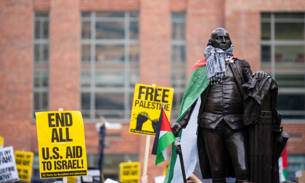 Banderas palestinas y kufiyas sobre la estatua de George Washington en la universidad que lleva su nombre en Washington, en una protesta del 24 de abril de 2024. (Bill Clark / CQ-Roll Call, Inc via Getty Images)