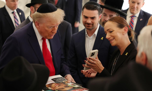 Donald Trump, el pasado 7 de octubre en Nueva York, hablando con la mano de uno de los rehenes israelíes en manos de Hamás. (Michael M Santiago / Getty Images)