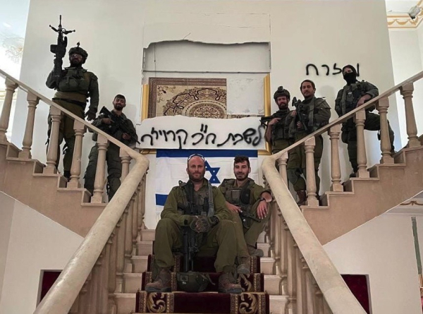 #Israel -i member of the Knesset Yitzhak Kroizer in a home in south #Lebanon. Graffitied behind him in Hebrew is “office of MK Kroizer. »