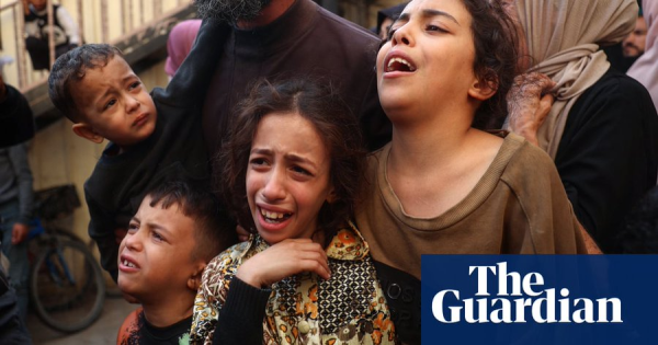 "Parenti piangono la morte di Mahmoud Foura e di suo figlio Saad, uccisi in un attacco israeliano al campo profughi di Bureij."
Fotografia: Eyad Baba/AFP/Getty