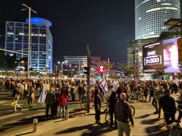 Massive protests in Tel Aviv after Prime Minister Netanyahu fired the popular Defence Minister Gallant. Large crowds in the streets with Israeli flags.