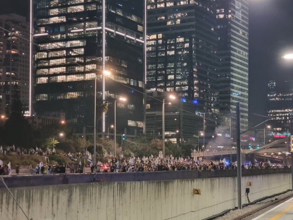 Massive protests in Tel Aviv after Prime Minister Netanyahu fired the popular Defence Minister Gallant. Large crowds in the streets with Israeli flags.