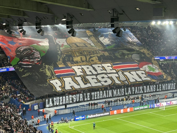 immense Tifo déployé : free Palestine
dessous, une énorme banderole : la guerre sur le terrain mais la paix dans le monde