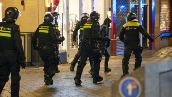 Intervenció policial a Amsterdam arran dels aldarulls posteriors al partit entre l'Ajax i el Macabbi  (EFE/EPA/VLN Nieuws)