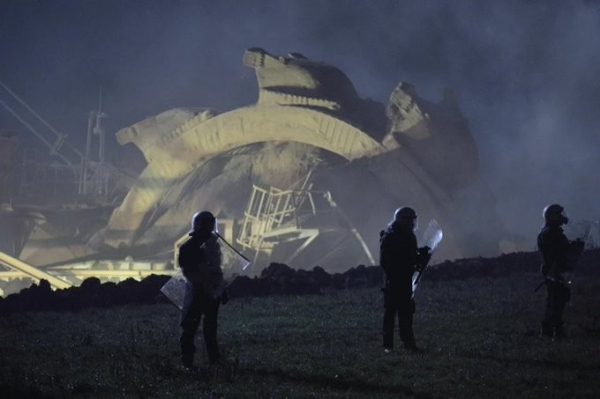 German police protecting a bucket wheel excavator from climate activists in Lützerath