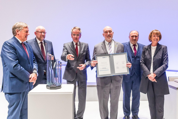 Gruppenbild nach der Preisverleihung. 3. von rechts: Ron Prosor, rechts: OB Henriette Reker