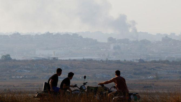 Tres israelians miren el nord de Gaza des d'un mirador a prop de la frontera, enmig del conflicte en curs a Gaza entre Israel i Hamas, vist des d'Israel (Reuters/Amir Cohen)