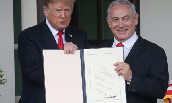 Donald Trump y Benjamin Netanyahu, en la Casa Blanca, con el documento que reconoce la soberanía de Israel sobre el Golán ocupado, en una imagen de archivo. (Leah Millis / Reuters)