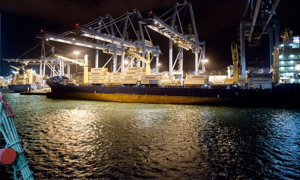 Un carguero, atracado en el puerto de Algeciras. (Thierry Monasse)