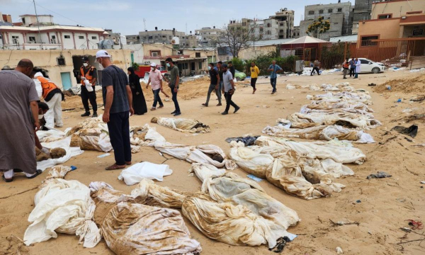 Voluntarios ayudan a exhumar una fosa común descubierta tras la retirada de las fuerzas israelíes del Hospital Nasser en Khan Yunis, Gaza, el 25 de abril de 2024. (Hani Alshaer / Anadolu via Getty Images)