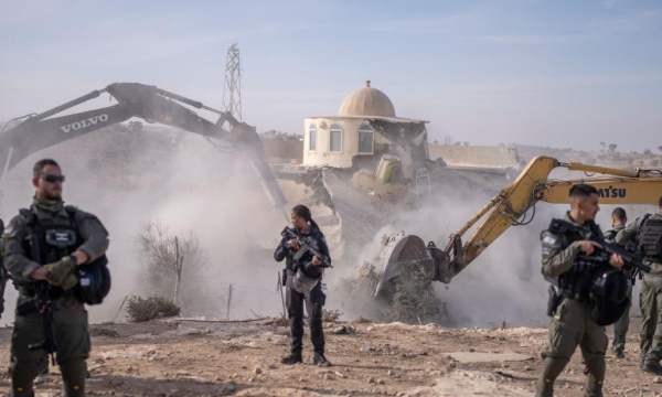 Fuerzas israelíes protegen la demolición de la mezquita de Umm al-Hiran, en el desierto de Neguev, último edificio beduíno antes de crear una colonia solo para judíos. (Ilia Yefimovich/picture alliance via Getty Images)