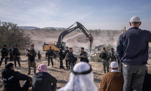 Los habitantes beduínos de Umm al-Hiran contemplan impotentes la demolición del último edificio del pueblo antes de ser convertido en una colonia solo para judíos. (Ilia Yefimovich/picture alliance via Getty Images)