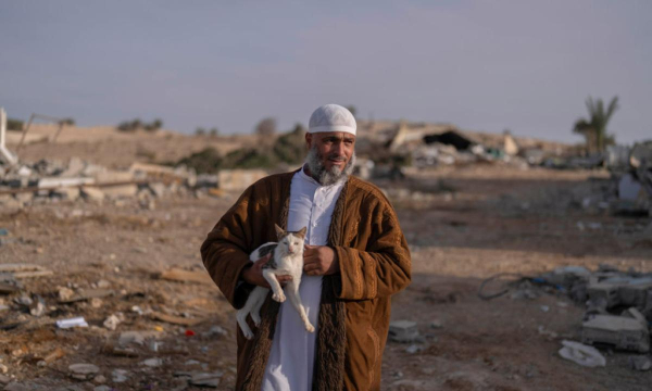 Un habitante del pueblo de Umm al-Hiran se marcha con su gato mientras las fuerzas israelíes echan abajo el último edificio y desalojan a la población para convertirlo en una colonia. (dpa/picture alliance via Getty Images)