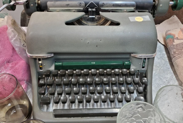 Manual typewriter with blank keys