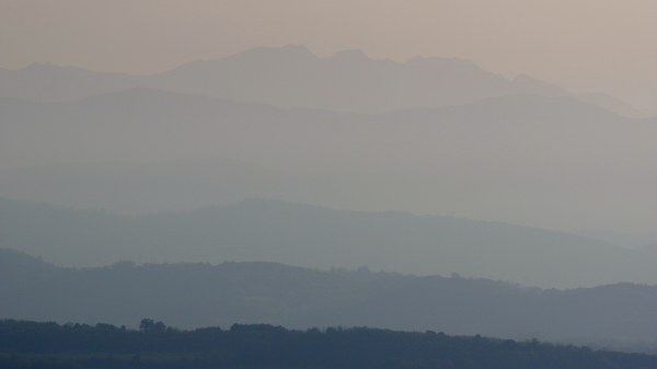 Une série de 6 paysages de collines et montagnes étagés dans la brume de fin d'après midi.