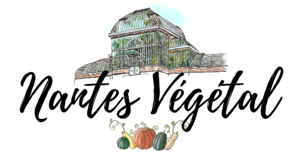 Logo de Nantes Végétal avec dessinés au-dessus la serre du Jardin des Plantes de Nantes et au-dessous des petites courges vertes, oranges et jaunes.