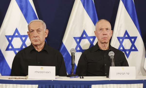 El primer ministro de Israel, Benjamin Netanyahu, y su ministro de Defensa, Yoav Gallant, durante una rueda de prensa en Tel Aviv el 28 de octubre de 2023. (Abir Sultan / Pool Photo via AP)