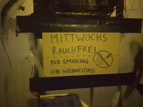 Picture of the sign on the door reading "Mittwochs rauchfrei - No smoking on Wednesdays"