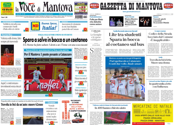 Nell'immagine ci sono le prime pagine di due giornali affiancati. A sinistra c'è "La Voce di Mantova" e a destra "Gazzetta di Mantova". Entrambi i giornali riportano notizie locali e titoli principali.   "La Voce di Mantova" ha un titolo principale che dice: "Spara a salve in bocca a un coetaneo". Sotto questo titolo c'è un'immagine di una partita di calcio con la scritta "Trafef".   La "Gazzetta di Mantova" ha un titolo simile: "Lite tra studenti Spara in bocca al coetaneo suo bus". Ci sono anche altre notizie e immagini minori su entrambe le pagine.   Entrambi i giornali hanno pubblicità e sezioni dedicate a eventi locali, come i "Mercatini di Natale".  .