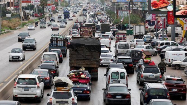 Centenars de vehicles, alguns carregats amb matalassos, col·lapsen l'autopista a l'altura de Khaldeh, al sud de Beirut, aquest dimecres (Reuters/Mohamed Azakir)