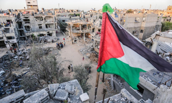 Bandera palestina en lo alto de un edificio en una zona de Gaza devastada por las bombas (SOPA Images vía Getty Images)