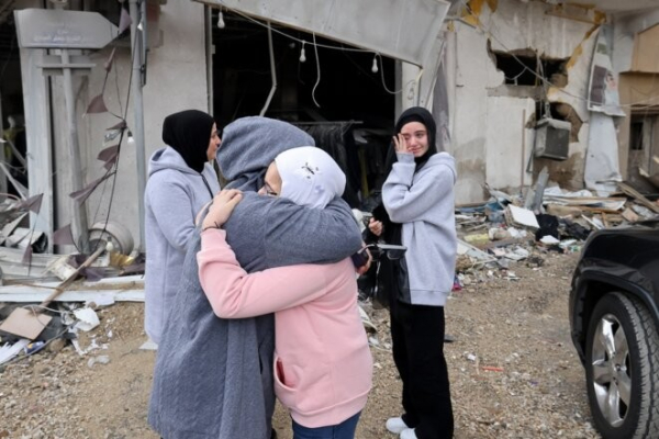 Des habitantes déplacées font leur retour dans leur village de Qana, au sud du Liban. © Photo Anwar Amro / AFP