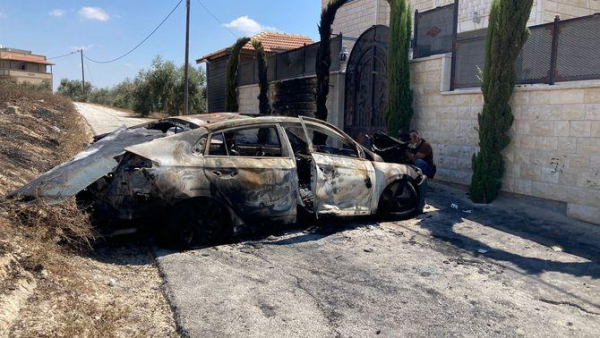 Un dels cotxes incendiats durant l'atac de colons israelians al poble palesti de Jit (3Cat)