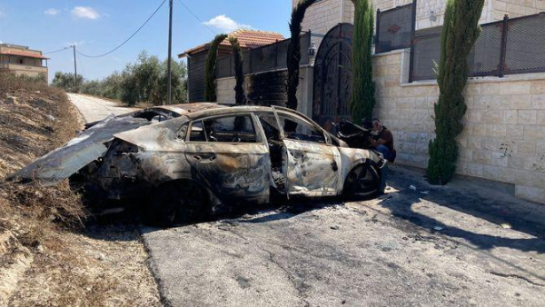 Un dels cotxes incendiats durant un atac de colons israelians al poble palestí de Jit (3Cat)