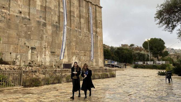 Banderes israelianes al complex de la Tomba dels Patriarques (3Cat / J. Brescó)