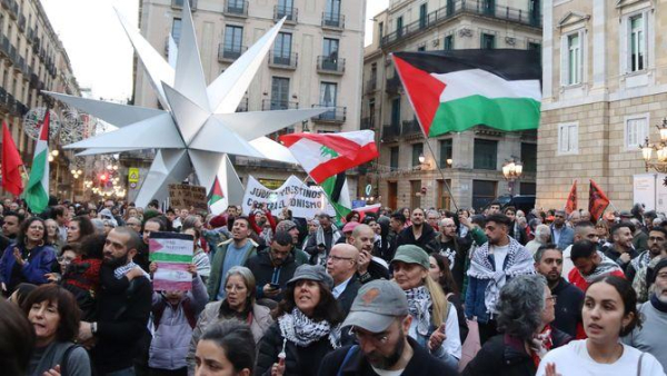 Centenars de persones es manifesten a la plaça Sant Jaume de Barcelona en favor de Palestina i el Líban (ACN/Aina Martí)