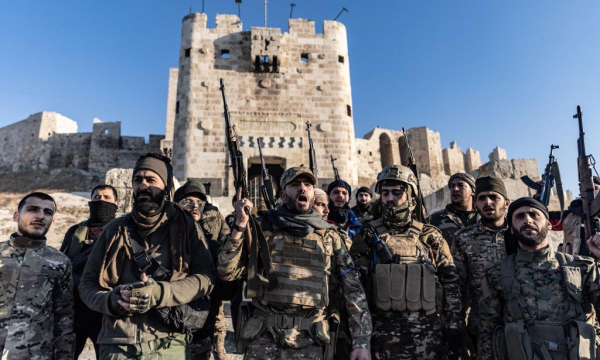 Rebeldes sirios, ante el antiguo castillo de Alepo, festejando la toma del centro de la ciudad, el 30 de noviembre de 2024. (Anas Alkharboutli / picture alliance via Getty Images)