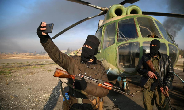 Rebeldes sirios se toman un selfie ytras tomar el aeropuerto militar de Nayrab, en Alepo, el 2 de diciembre de 2024. (BILAL AL HAMMOUD / EPA / EFE)