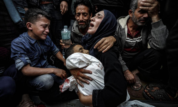 Una mujer grita abrazando el cuerpo de su hijo, muerto en un ataque de Israel, en la morgue del hospital Nasser de Khan Younis (Gaza), el día de Navidad de 2023. (Belal Khaled / Anadolu via Getty Images)