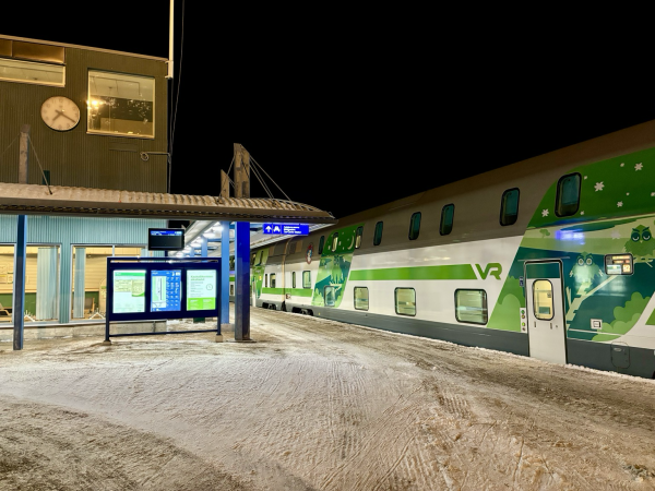 Nachtzug am Bahnhof Kolari